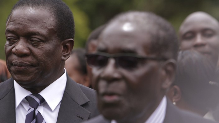 Emmerson Mnangagwa: Bis vor Kurzem noch fest an Mugabes (rechts vorne) Seite: Emmerson Mnangagwa (links) wird wohl neuer Präsident in Simbabwe.