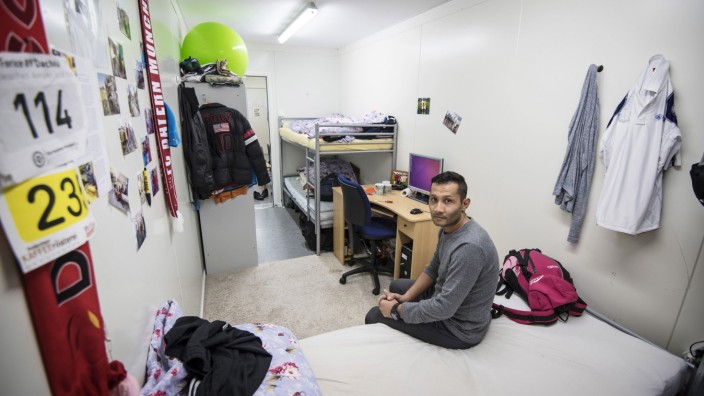 Flüchtlinge in Andechs: Zachidat Mozafari teilt sein Zimmer mit zwei Männern, nebenan leben noch einmal drei Bewohner in der bescheidenen Gemeinschaftsunterkunft.