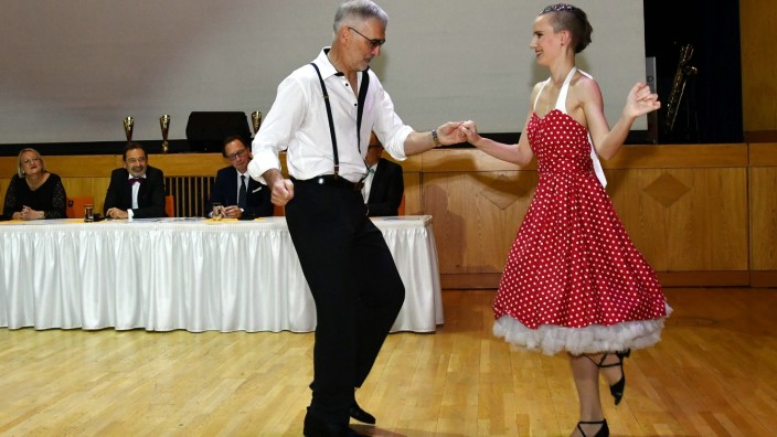 Erding: Das Gewinnerpaar: Stadtpfarrer Martin Garmaier und Tanzpartnerin Daniela Scholtischik.