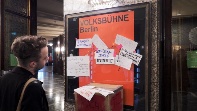 Zettel mit Informationen im Eingangsbereich in der von Aktivisten besetzten Berliner Volksbuehne au
