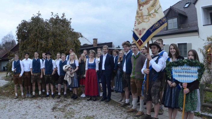 Brauchtum in Hebertshausen: Vier Tage wollen sie kommendes Jahr feiern. Bereits jetzt wirbt der Burschen- und Mädchenverein nach alter Tradition um Festpaten.