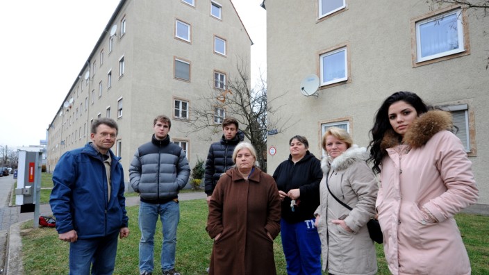 Wohnen in München: Josef Kinder (links) und seine Nachbarn aus der Nimmerfallstraße machen sich Sorgen, ob sie ihre Mieten auch in Zukunft bezahlen können.