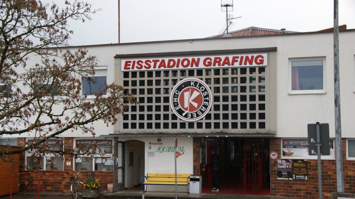 Grafing: Weil es reinregnet, braucht das Wirtschaftsgebäude mit Restaurant des EHC ein neues Dach.
