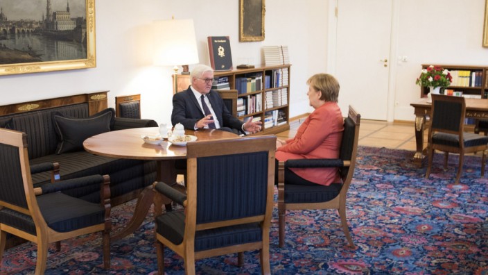 Leserdiskussion: Frank-Walter Steinmeier hat sich am Montagvormittag mit Kanzlerin Angela Merkel beraten. Nur der Bundespräsident kann den Bundestag auflösen und Neuwahlen ausrufen.