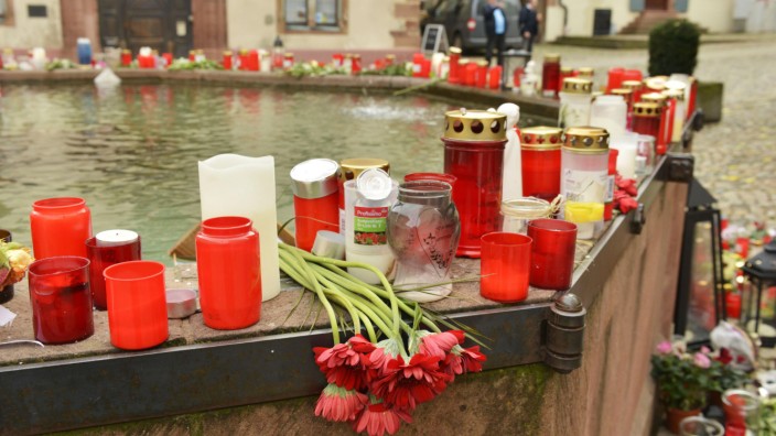 Blumen und Trauerbotschaften für getötete Joggerin