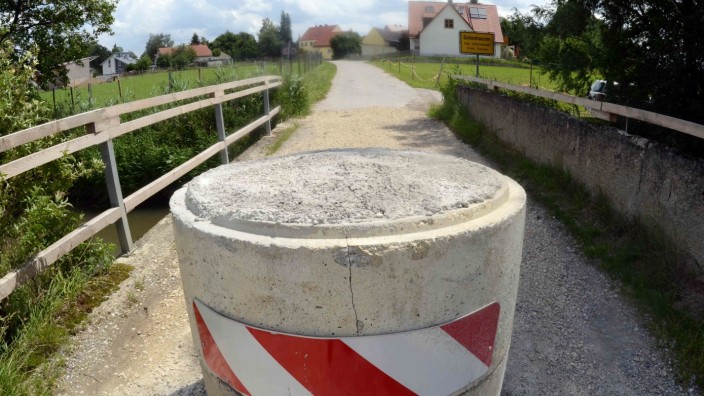 Einigung über Neubau : Die Glonnbrücke bei Dietenhausen ist schon lange gesperrt. Jetzt soll mit der Sanierung begonnen werden.