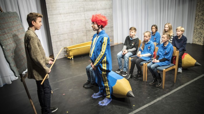 Starnberg: Im Jugendtheater spielen Kinder im Alter von neun bis 18 Jahren. Hier zeigen die Nachwuchsschauspieler eine Szene aus "Eine Woche voller Samstage".