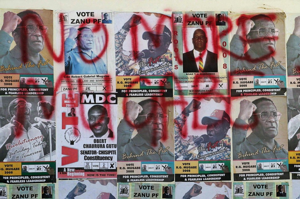 Wahlplakate sind mit Graffiti gegen Mugabe übersprüht