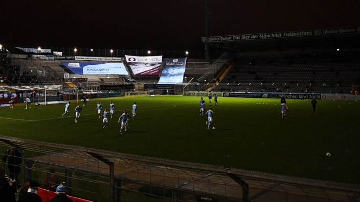 Der Anpfiff steht auf der Kippe Stromausfall im Stadion die Spieler des TSV 1860 München machen si