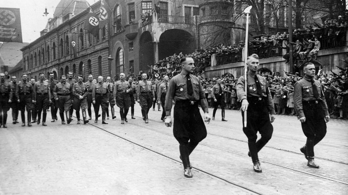 Adolf Hitler und Göring beim Marsch zur Erinnerung an den 9. November