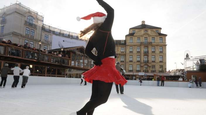 Kultur und Freizeit: Eislaufen und Glühwein trinken: Das kann man ab diesem Freitag wieder auf dem Stachus.