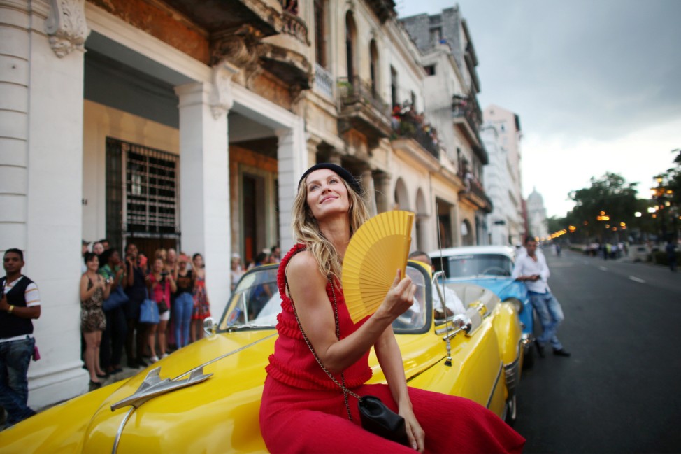 Brazilian top model Gisele Bundchen poses before a fashion show by German designer Karl Lagerfeld as part of his latest inter-seasonal Cruise collection for fashion house Chanel at the Paseo del Prado street in Havana, Cuba