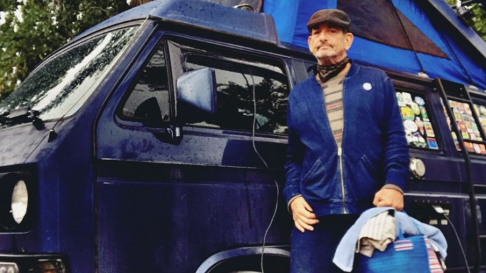 Vanlife: Fotograf Ed Caraeff vor seinem VW-Campingbus.