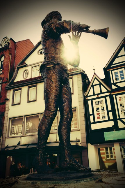 Germany Lower Saxony Hameln Statue of Pied Piper of Hamelin against the sun PUBLICATIONxINxGERxSU
