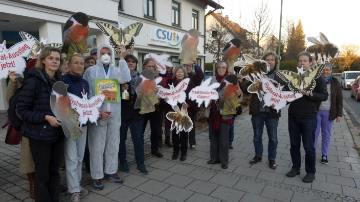 Unterhaching: Eine Phalanx gegen weiteren Einsatz von Glyphosat bildeten 30 "Bienen", "Schmetterlinge" und "Singvögel" vor der CSU-Kreisgeschäftsstelle in Unterhaching.