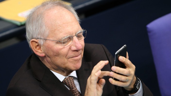Wolfgang Schäuble mit Smartphone