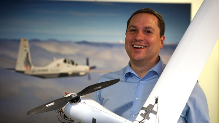 Forschung: Mit seinen Studenten und Doktoranden erfindet Florian Holzapfel unter anderem Navigationssysteme für unbemannte Flugzeuge.