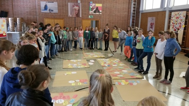 Prämiert: Themenfindung in Hohenburg: Realschülerinnen und Gymnasiastinnen überlegen gemeinsam, welche Projekte sie angehen wollen.