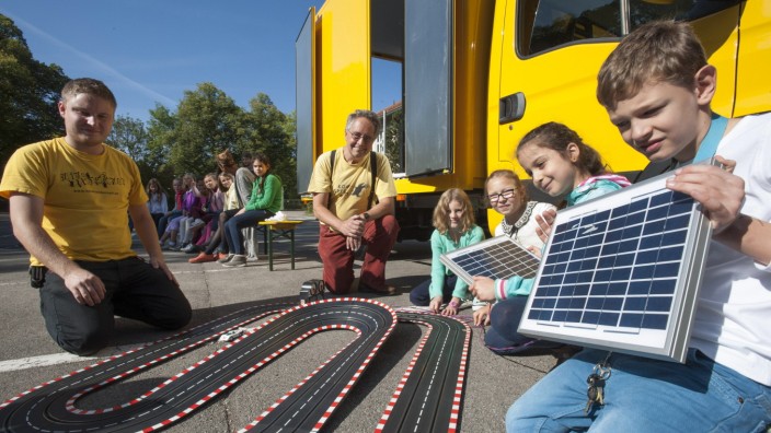 München, Harlaching, Grundschule Rotbuchenstraße, erstes Spielmobil mit Elektroantrieb für München