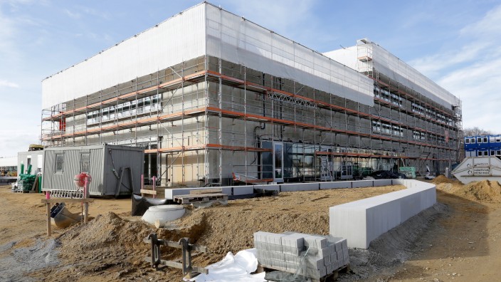 Neubau in Lerchenfeld: Der Bau der neuen Realschule in Lerchenfeld ist bisher gut vorangekommen. Mit einer Firma allerdings gibt es zurzeit Probleme - dies könnte sich auf Kosten und Zeitplan auswirken.