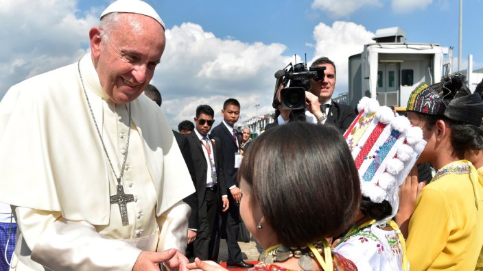Papst in Myanmar: Papst Franziskus bei seiner Ankunft am Flughafen von Yangon (Rangun).