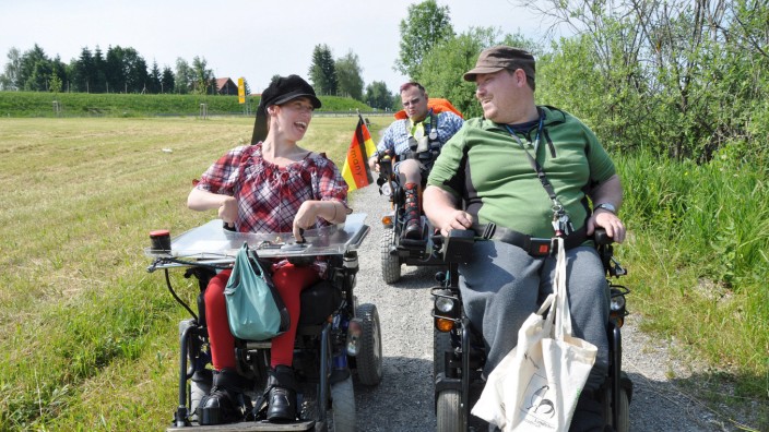 Urlaub mit Behinderung: Eine Reisegruppe unterwegs auf einem barrierefreien Naturerlebnisweg im Allgäu.