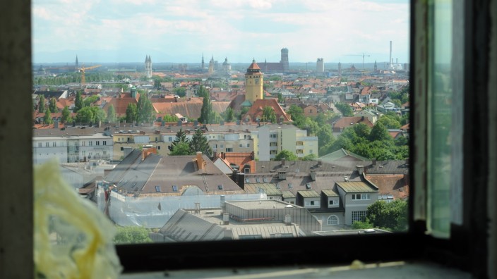 Schwabing: Blick über die Dächer der Stadt: Im dicht bebauten Westschwabing gibt es oft nur im obersten Geschoss Platz für neuen Wohnraum.