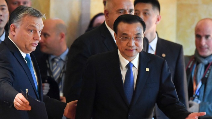 China-Osteuropa-Gipfel: Chinas Ministerpräsident Li Keqiang hat Vertreter aus elf östlichen EU-Staaten und fünf Ländern des Balkans in Ungarn um sich versammelt, darunter den ungarischen Ministerpräsidenten Viktor Orbán (links).