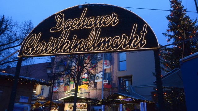 Budenzauber und besinnliche Stimmung: Am Freitag, 1. Dezember, wird beim Dachauer Christkindlmarkt das erste Türchen des größten Adventskalenders Bayerns geöffnet.