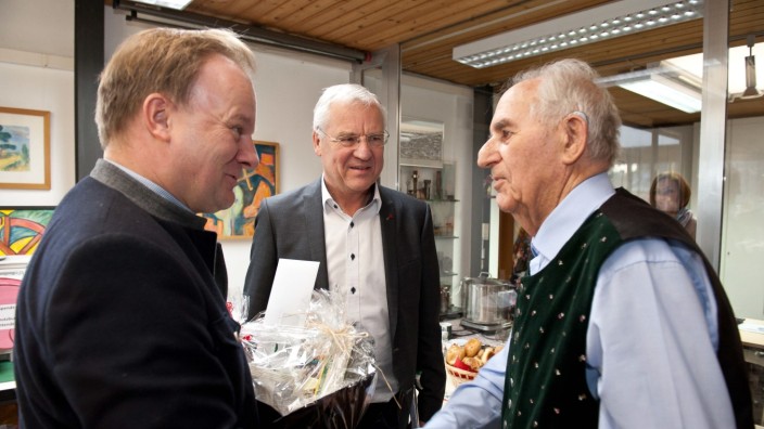 Ebersberg: Die Ebersberger haben Manfred Bergmeister (rechts) einiges zu verdanken. Bürgermeister Walter Brilmayer und Landrat Robert Niedergesäß (links) gratulieren.