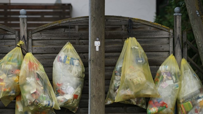 Starnberg: Nur leichter Verpackungsmüll gehört in die Gelben Säcke. Wenn sie zu schwer sind, können sie leicht reißen - und der Müll liegt auf der Straße.