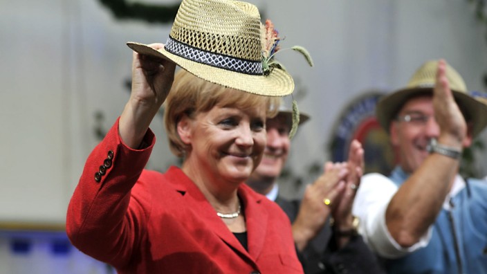 Regierungsbildung: Vor acht Jahren wurde Angela Merkel beim Keferloher Montag von der CSU gefeiert, jetzt soll sie nach Meinung von Parteimitgliedern ihren Hut nehmen.