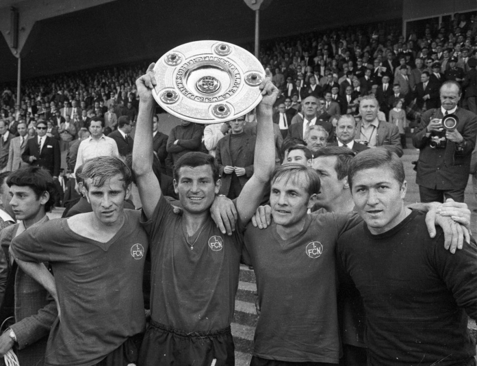 1 FC Nürnberg Deutscher Meister 1968 Ludwig Lugi Müller mit der Schale daneben v li Fritz Pop; Nürnberg Meistertitel 1967/68