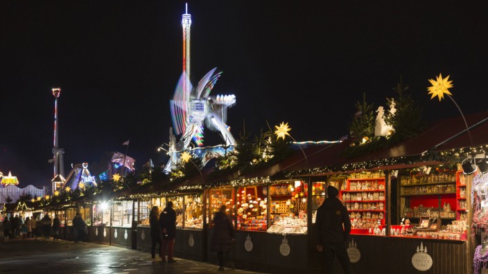 London UK 20 November 2015 A German style Christmas market Hyde Park Winter Wonderland opens wit