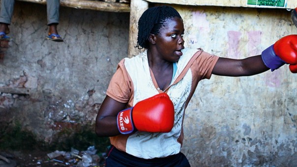 Reisebildbände: Eine Boxerin trainiert in einem provisorischen Fitnesscenter in Kampala, Uganda.