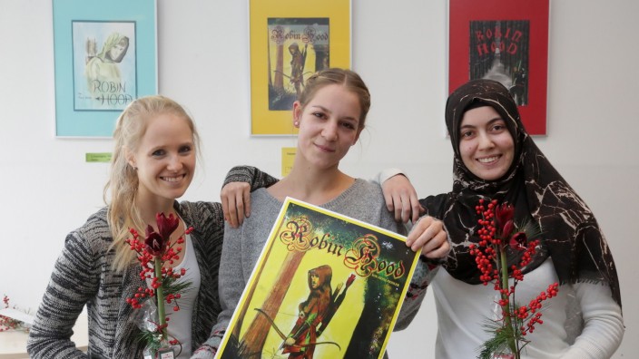 Kurz und bündig: Claudia Guttenberger (2. Platz), Laura Hanel (1. Platz) und Gamze Köylüoglu (3. Platz, von links) sind die drei Erstplatzierten beim Plakatwettbewerb der Fachakademie für Sozialpädagogik.