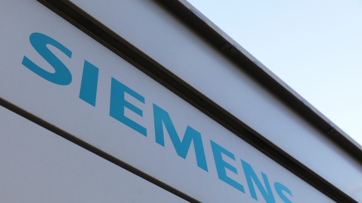 Siemens Workers Protest Layoffs