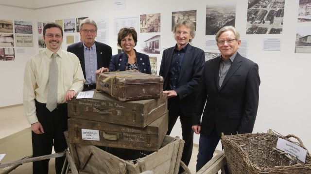Moosburg: Bürgermeisterin Anita Meinelt eröffnet mit Dominik Reither, Martin Pschorr, Sebastian Grießl und Wilhelm Ellböck (von links) das neue Museum.