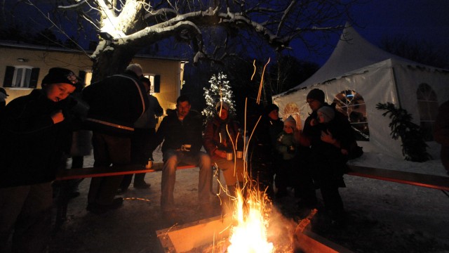 Vorweihnachtszeit: Besonders stimmungsvoll wird es nach Einbruch der Dämmerung am Forsthaus Hubertus: Dann nämlich wärmt ein großes Lagerfeuer die Besucher.