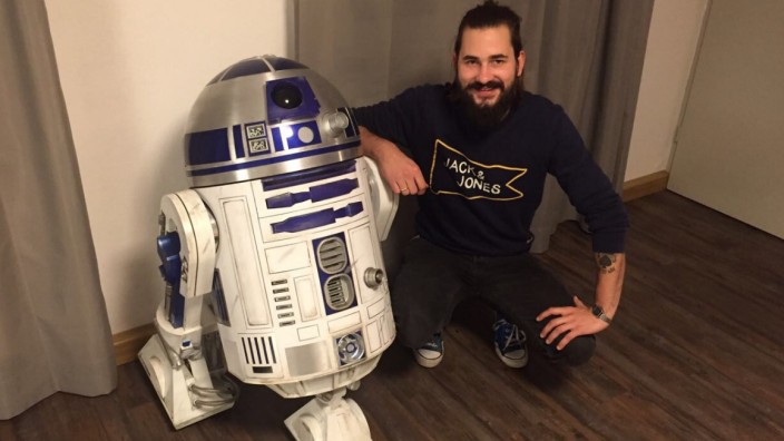 Star Wars: Christoph Rummelsberger, Student an der Hochschule München, mit seiner Masterarbeit R2-D2 aus Star Wars. Foto: privat