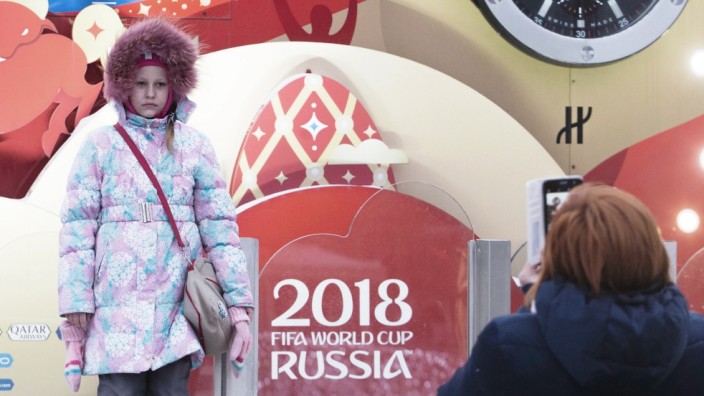 Fußball-WM 2018: Ein Mädchen lässt sich vor einem Aufsteller für die Fußball-Weltmeisterschaft 2018 in Moskau ablichten. (Symbolbild)