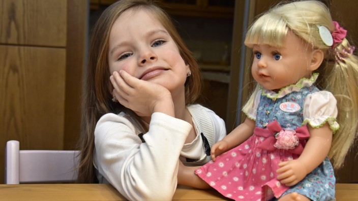 Olching: Die sechsjährige Selina Salamon und ihre Puppe.