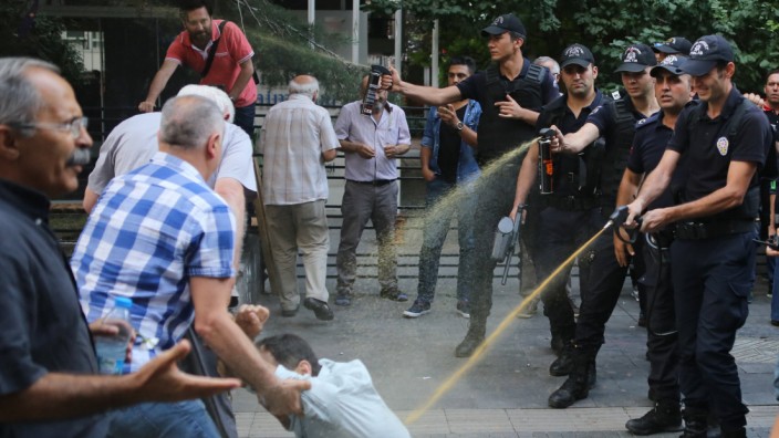 Themen der Woche Turkish riot police detained 3 demonstrators during a protest at Ankara capitol of