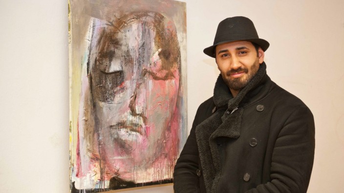 Ausstellung in Ebersberg: Mohamed Alkadri vor seinem Ölporträt.