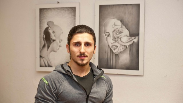 Ausstellung in Ebersberg: Hasseb Kalifa aus Syrien vor seinen Zeichnungen.
