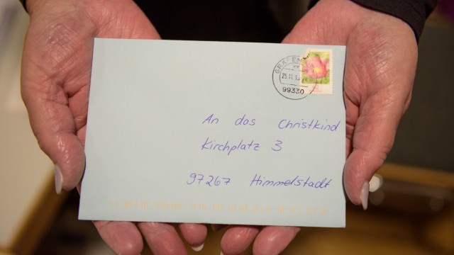 Adventszeit: Ein Brief ans Christkind im Weihnachtspostamt in Himmelstadt.