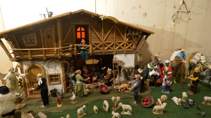 Haar: Diese Weihnachtskrippe erinnert eher an ein bayerisches Bauernhaus als an einen Stall im Nahen Osten. Foto: