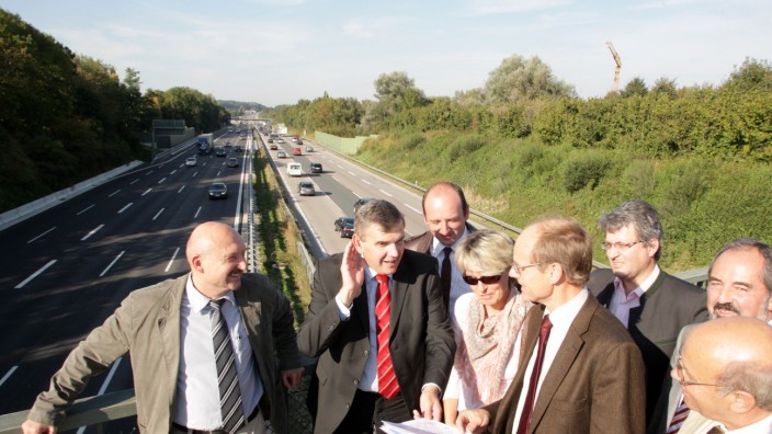 Auch in Freising war er sehr präsent: Für mehr Lärmschutz an der A 9 hat sich Ewald Schurer (2. von links) viele Jahre lang eingesetzt, das Bild zeigt ihn bei einem Ortstermin an der Autobahn.
