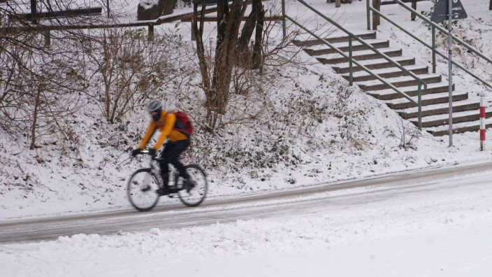 Winterdienst: Schnee an der Isar: Am Montagmorgen gab es den ersten richtigen Härtetest für die Münchner Winterradler.