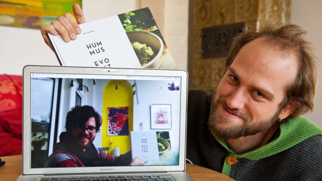Kochen in Grafing: Bilal Maikeh und Moritz Michael (rechts) erklären mit Hilfe von Skype, wie sie auf die Idee mit dem veganen Kochbuch gekommen sind.